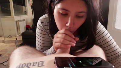 當她看迪斯尼時，我取笑我的繼妹 [Cum]