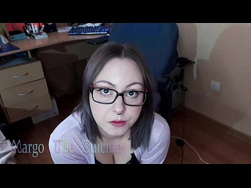 ❤️ 戴眼鏡的性感女孩在鏡頭前深吸假陽具 肛色情 在我們 ❤