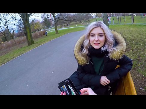 ❤️ 為了錢吞下陌生人的熱精液 - Eva Elfie 在公園裡口交 肛色情 在我們 ❤